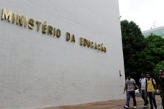 Pressão evangélica leva MEC a excluir saudação com ‘linguagem neutra'