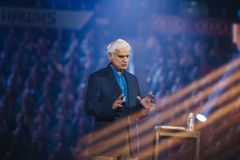 Ministério Ravi Zacharias admite que o apologeta praticou assédio sexual