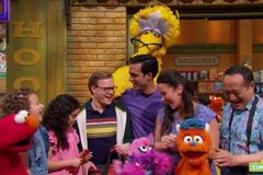 Série infantil 'Vila Sésamo' apresenta família com dois pais gays