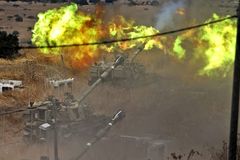 Hezbollah dispara foguetes contra Israel, que responde com fogo de artilharia