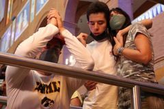 "É muito importante que um filho veja seu pai ajoelhado perante Deus", diz Marcos Mion