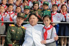 Crianças são ensinadas a orar a Kim e Bíblia é alterada na Coreia do Norte, diz missão