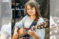 Cristã ucraniana louva a Deus enquanto bombas caem em Kharkiv