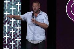 Ex-pastor da Hillsong Dallas renunciou após ser acusado de estupro