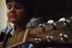 Jovem cristã ucraniana louva a Deus enquanto bombas russas caem