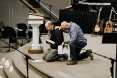 Pastor agente do FBI leva colegas a Jesus e planta igreja nos Estados Unidos