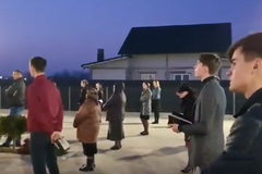 Cristãos da Romênia cultuam do lado de fora da igreja em meio ao surto de coronavírus