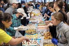 Igreja arrecada US$ 145.000 com venda de pães e bolos para ajudar os ucranianos