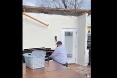 Homem toca louvor entre os destroços, após tornado devastar sua casa