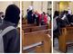 Manifestantes de esquerda encapuzados invadem igreja e protestam