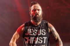 "Vivemos numa época que o governo tenta agir como se fosse Deus", diz vocalista do Skillet