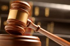 Médico cristão que rejeitou pronomes trans poderá recorrer no Tribunal