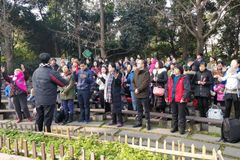 Cristãos têm igreja fechada e fazem culto ao ar livre: "Adoramos em qualquer lugar"