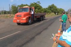 Grupo evangeliza e oferece serviços de saúde a caminhoneiros em estrada do Tocantins