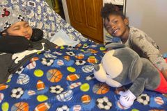 Menino de 8 anos sobrevive a tiro e mãe reconhece "poder de Deus"