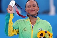 "Vão olhar e ver Jesus brilhando em você", diz Rebeca Andrade após ganhar medalha de prata