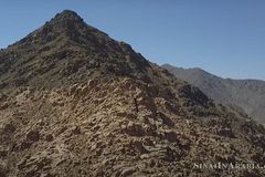 Arqueólogos dizem que encontraram a montanha onde Moisés recebeu os Dez Mandamentos