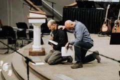 Pastor que trabalha como agente do FBI planta igrejas e evangeliza colegas