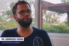 Pastor de esquerda diz que frase ‘Deus acima de todos’ é 'antibíblica'