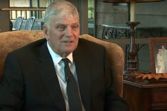 Franklin Graham responde se microchip da vacina são a marca da besta