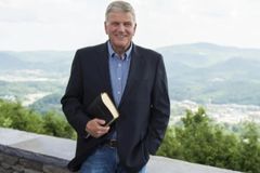 “Satanás tem tentado destruir o Natal há 2.000 anos”, lembra Franklin Graham