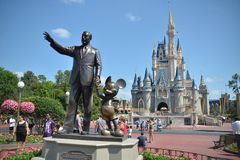 Disney removerá menções de "senhoras e senhores" em seus parques temáticos