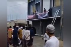 Muçulmanos cercam igreja na Indonésia para impedir culto: ‘Pare ou vamos agir'