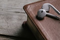 É possível escutar a voz audível de Deus nos dias atuais? Pastores esclarecem