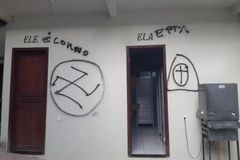 Igreja é pichada com símbolo nazista e ofensas: ‘Jesus está morto’