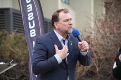 Pastor canadense é solto após ser mantido em solitária por protestos