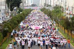 Defendendo a vida, milhares marcham para proteger bebês do aborto