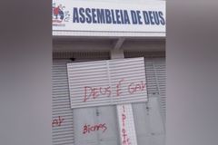 Igreja é vandalizada com pichações ofensivas em PE: "Deus é gay"
