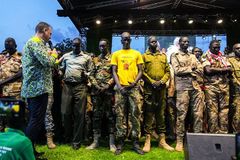 Soldados do Sudão do Sul entregam suas vidas a Jesus durante cruzada