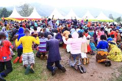 Centenas enfrentam chuva para se entregar a Jesus, em Uganda
