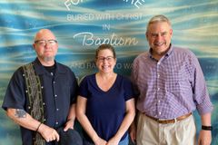 Vendo culto online, judia se converte a Cristo: 'Parecia que foram feitos para mim' | Notícias Gospel