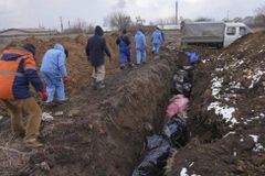 Russos fizeram vala comum para vítimas da invasão em frente a igreja