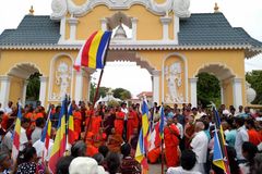 Monges lideram multidão furiosa contra igreja no Sri Lanka