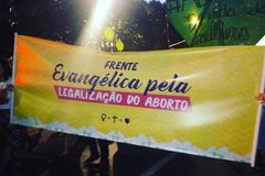 Grupo de "evangélicas" cria frente pela legalização do aborto no Brasil | Notícias Gospel