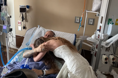 Noivos fazem casamento na UTI para que pai leve a filha ao altar