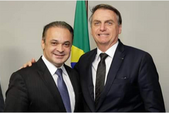 Contra o governo, pastor vota sim ao 'PL das Fake News' e sofre derrota
