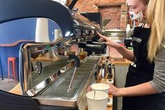 Cristãos abrem cafeteria para empregar moradores de rua e ex-viciados