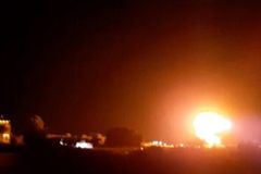 Israel bombardeia alvos do Hamas em Gaza, em resposta a balões incendiários