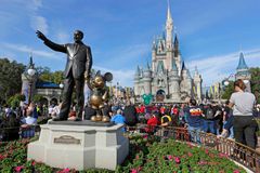 Cristãos protestam contra sede da Disney por promover ideologia de gênero