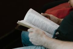 Projeto usa a Bíblia para curar experiências emocionais traumáticas das pessoas | Notícias Gospel