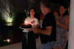 Bruna Marquezine realiza culto doméstico em gratidão pelo aniversário do pai | Notícias Gospel