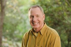 Ativistas LGBTs tentam impedir pregação de Max Lucado em Catedral