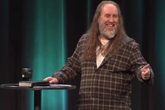 Pastor de megaigreja do Canadá é afastado por má conduta sexual