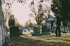 Jesus disse: "Deixe que os mortos sepultem os seus próprios mortos". Entenda o contexto.