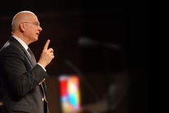 Megaigrejas têm falhas e distanciam pastores dos membros, diz Tim Keller