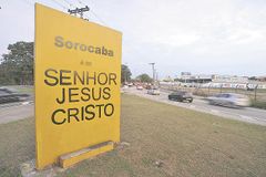 Justiça decide pela permanência de totem com a frase "Sorocaba é do Senhor Jesus"